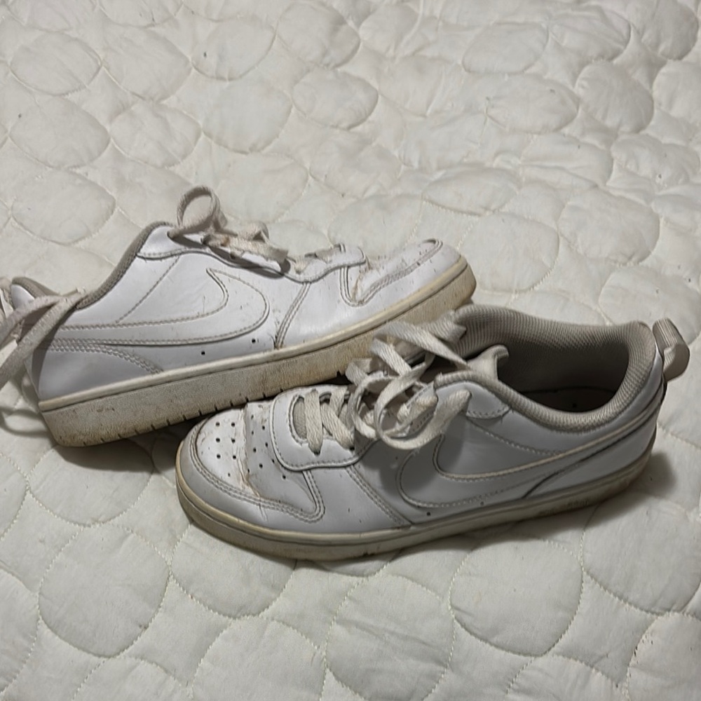 Nike White Sneakers Classic Low-Top Design